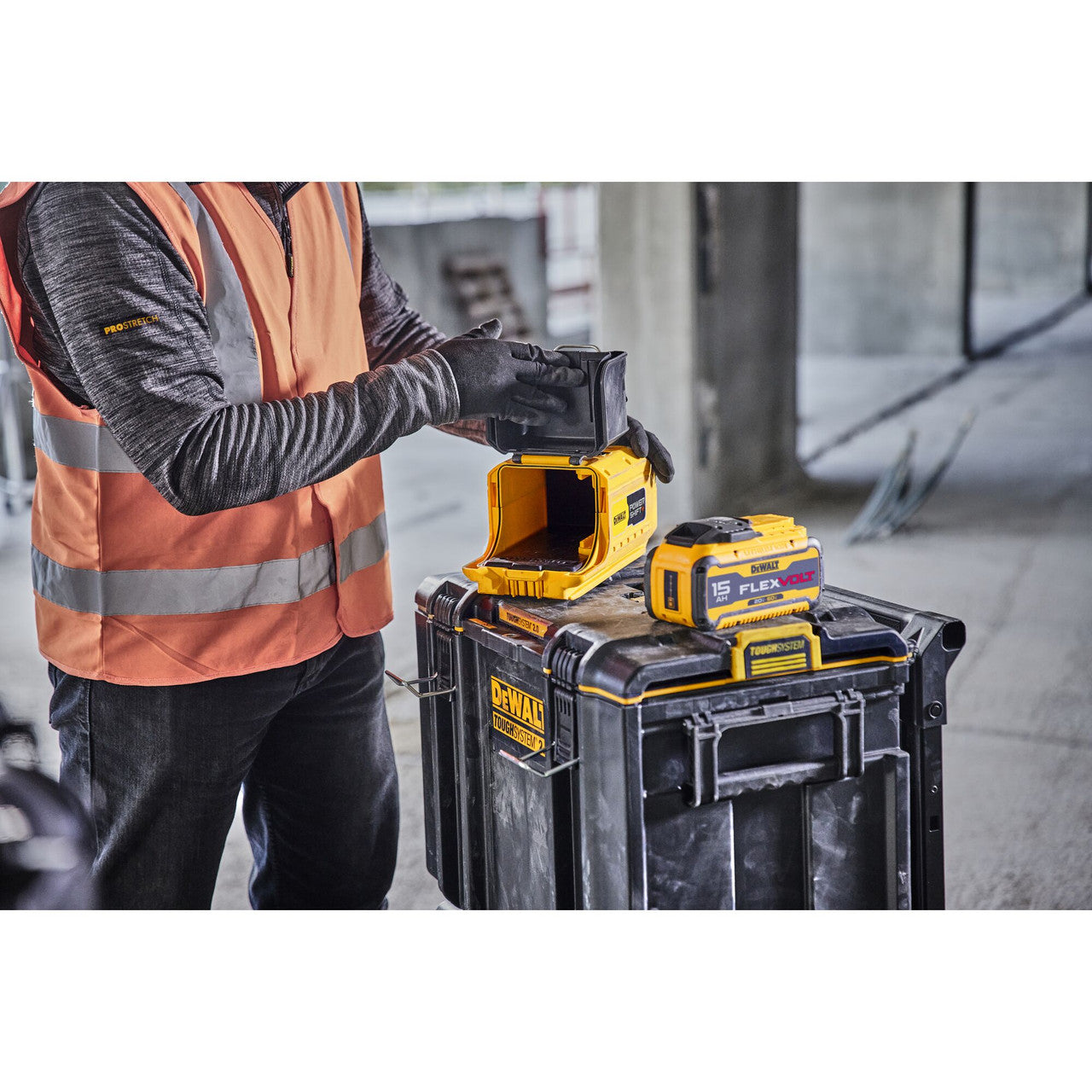 DEWALT DCPS310AG2, Concrete Vibrator - Backpack - Kit