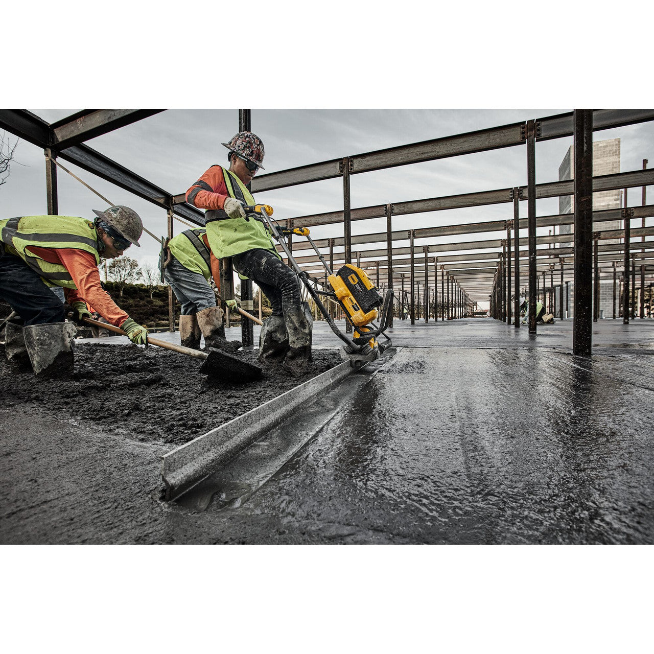 DEWALT DCPS330AG2, 60V Brushless Vibrating Screed