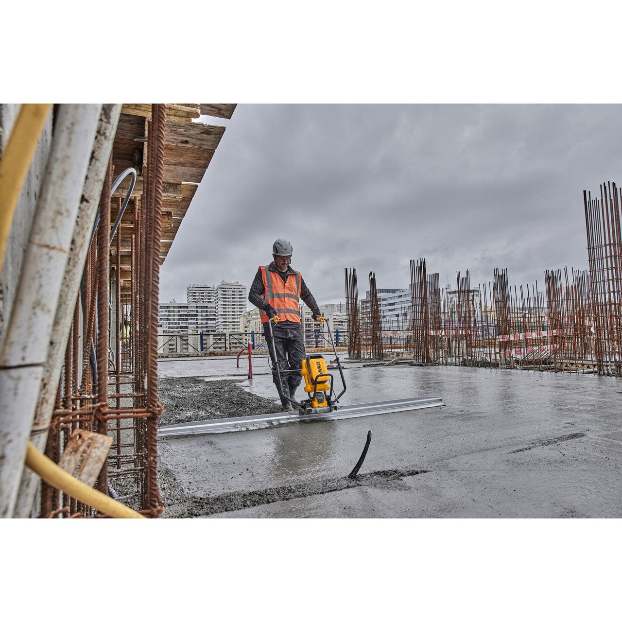 DEWALT DCPS330AG2, 60V Brushless Vibrating Screed