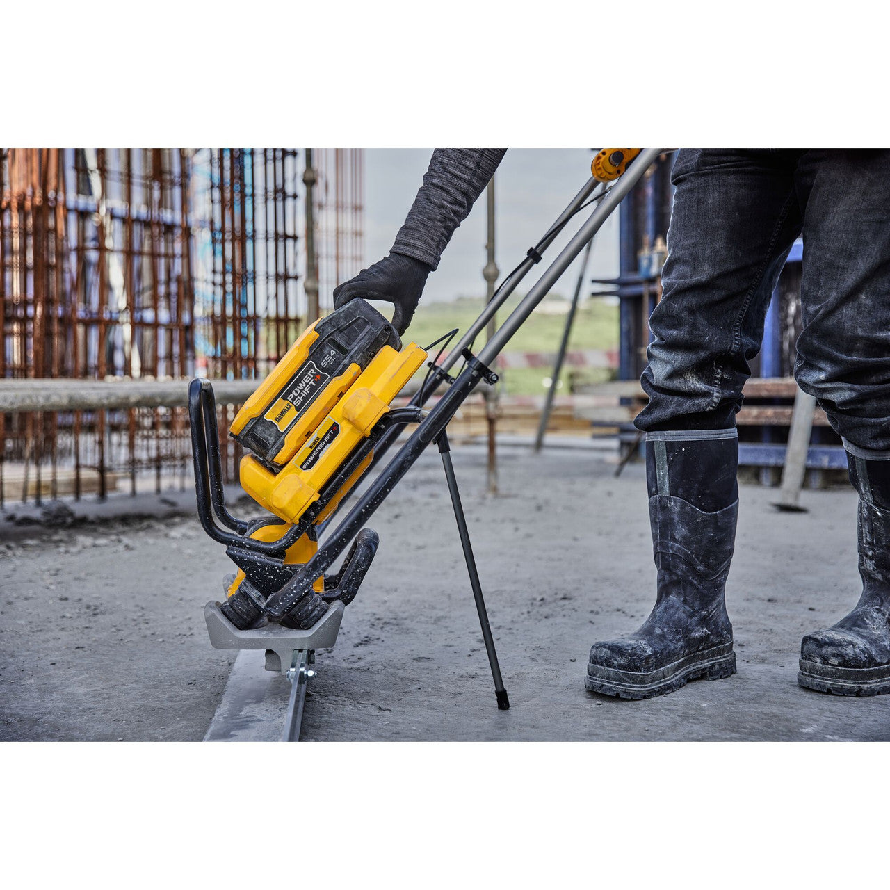 DEWALT DCPS330AG2, 60V Brushless Vibrating Screed