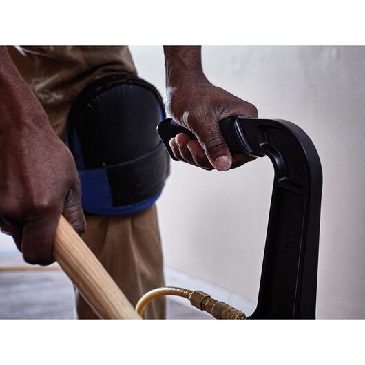 DEWALT DWFP12569, 2-IN-1 MALLET ACTUTATED FLOORING TOOL (15.5GA STAPLES OR 16GA "L SHAPE" CLEAT NAILS)