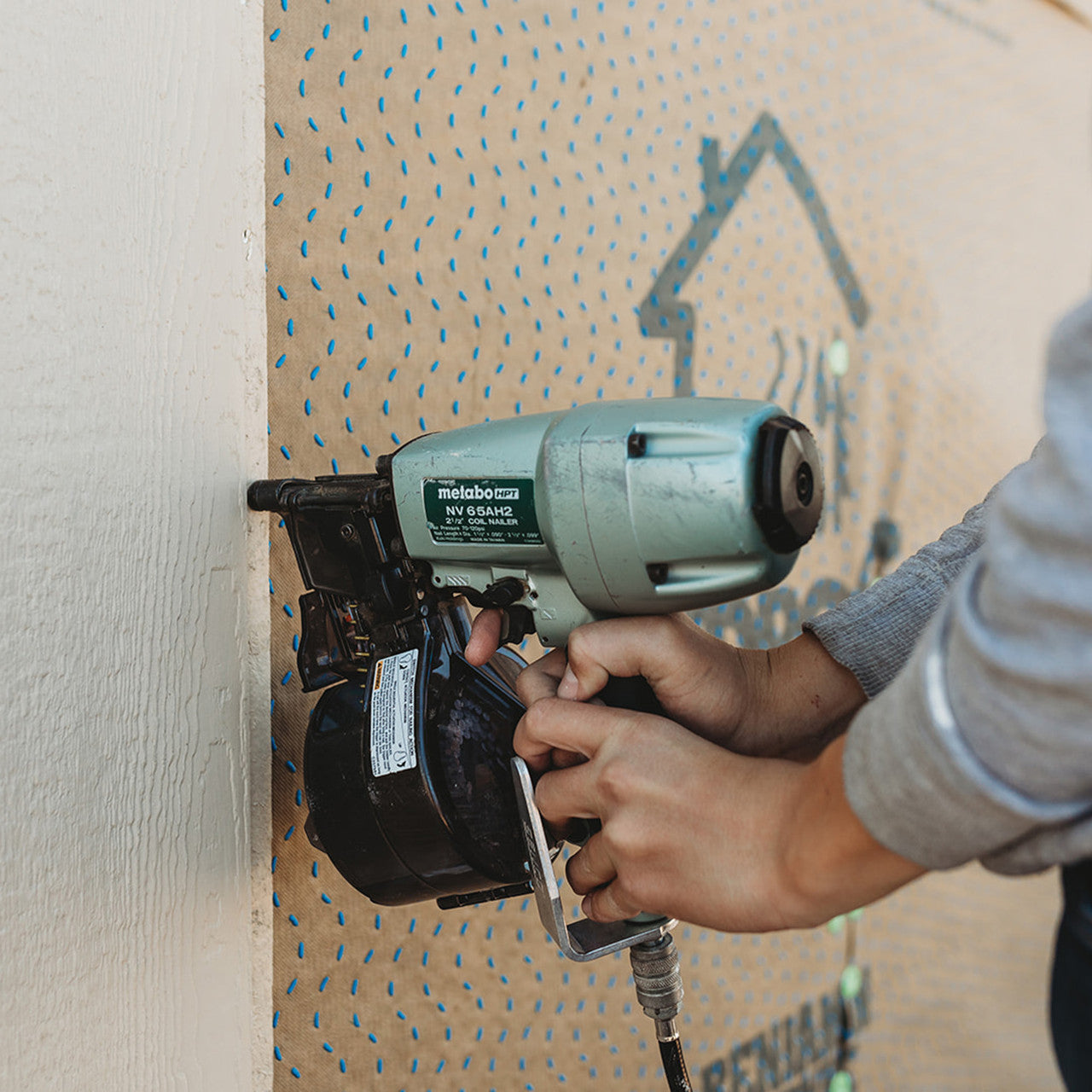 Metabo HPT KNV65AH2, Pro Bundle 2-1/2 Inch Coil Siding Nailer with BONUS Impact Driver Kit