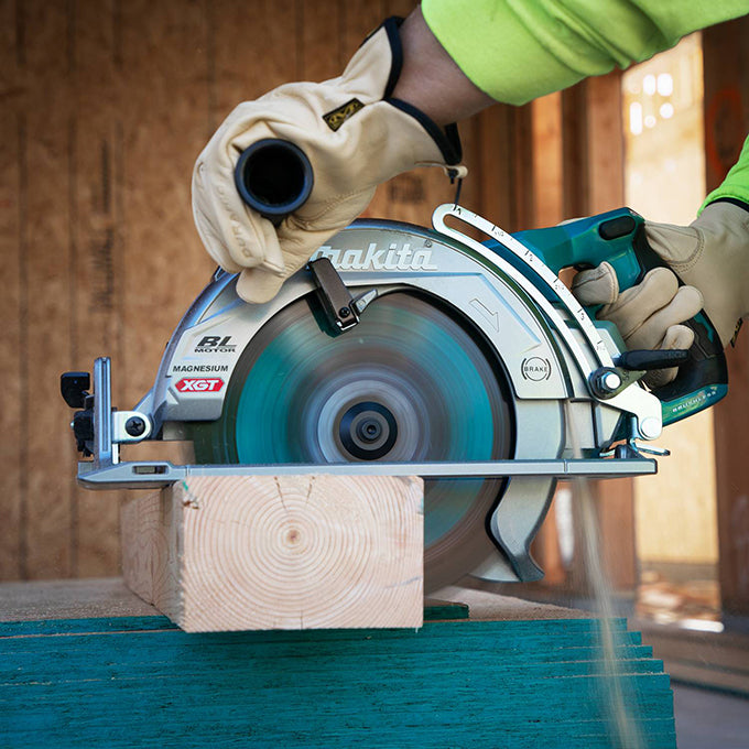 Makita RS002GM101, XGT 40V (4.0 Ah) MAX Li-Ion Brushless 10-1/4" Rear-Handle Circular Saw Kit