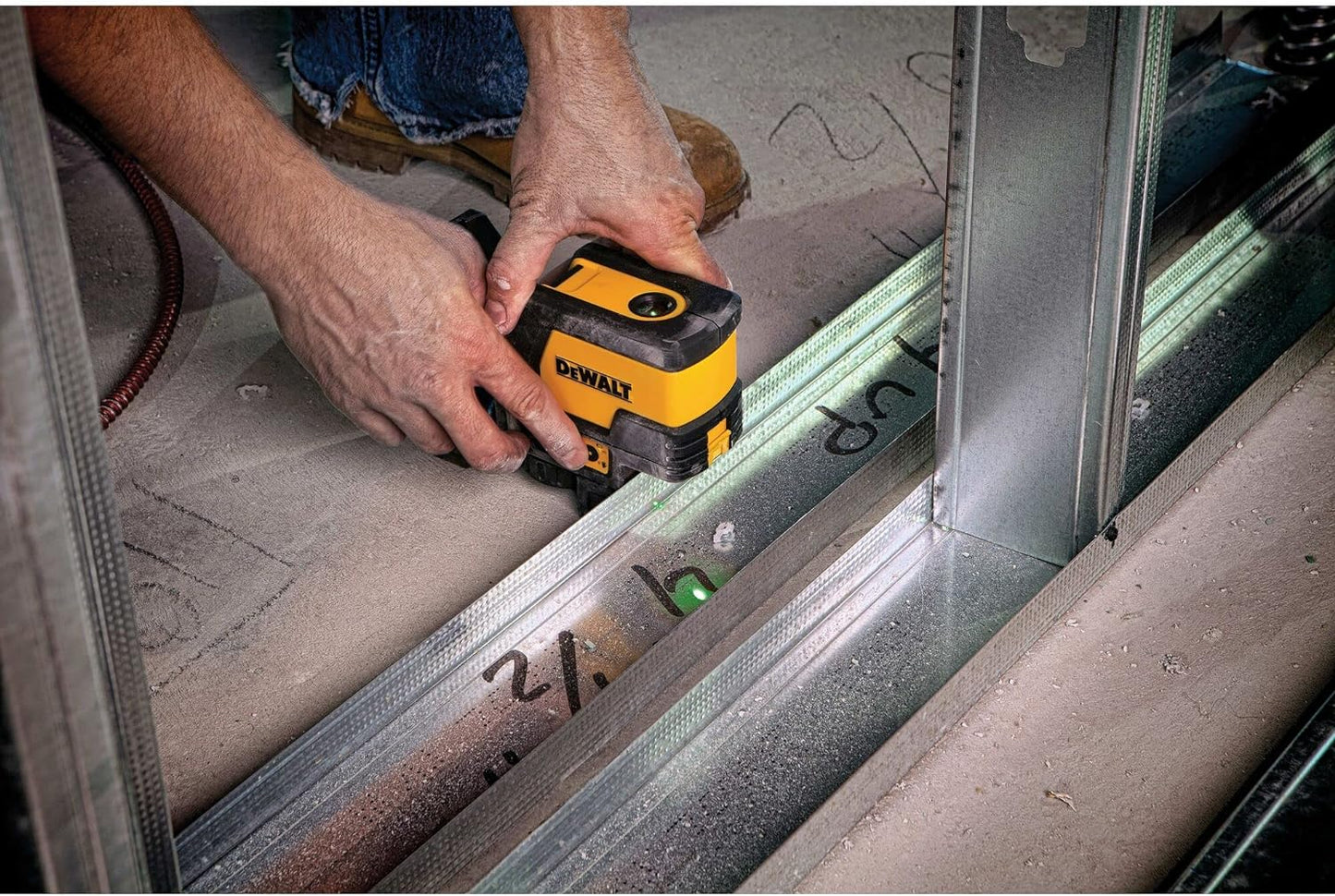 DEWALT DW0822CG, Laser Level, Cross Line and Spot Laser, Green