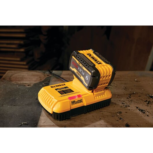 DEWALT DCB1112, 20V MAX FAST CHARGER
