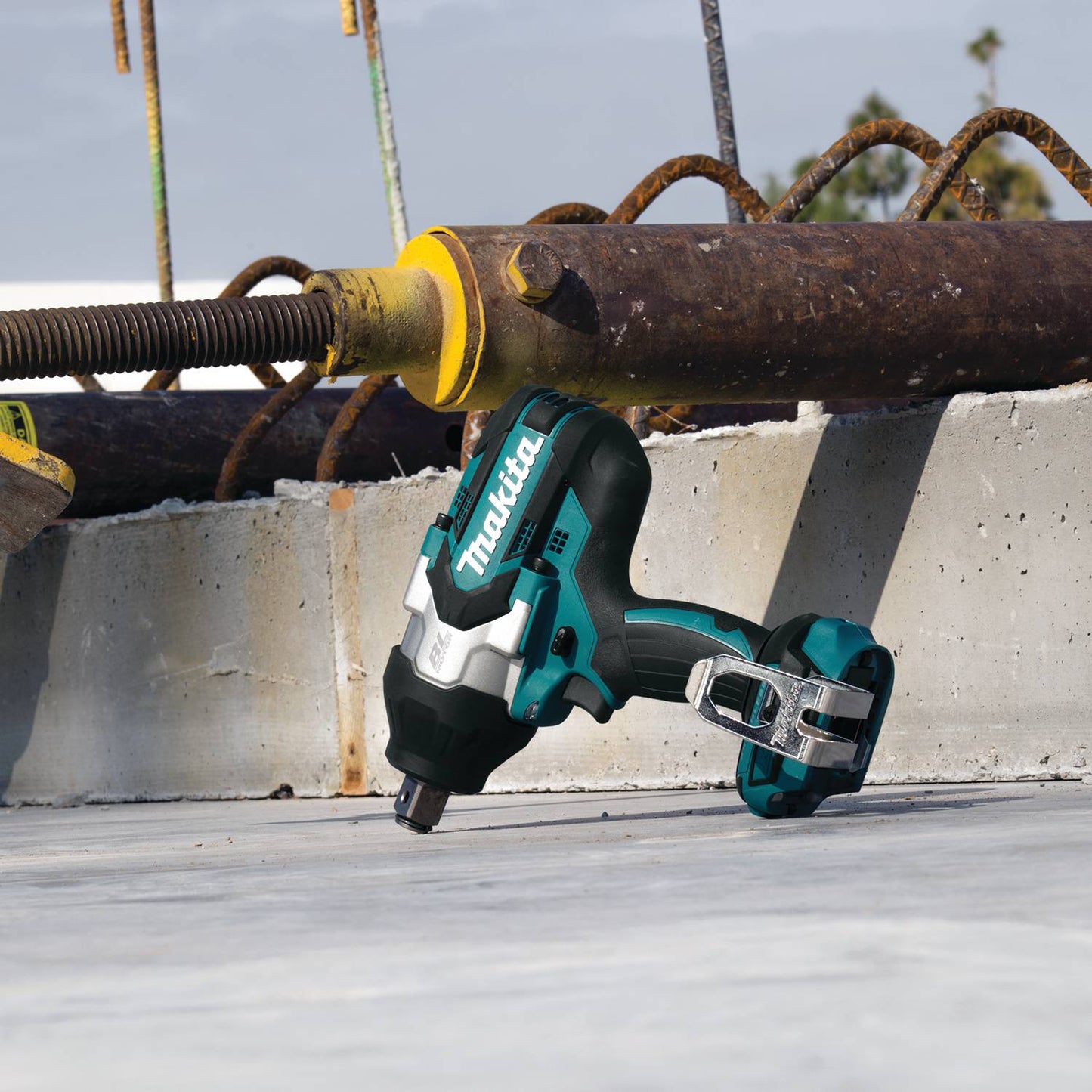 Makita DTW1001RTE, 18V LXT Brushless 3/4" Impact Wrench 5.0Ah Kit