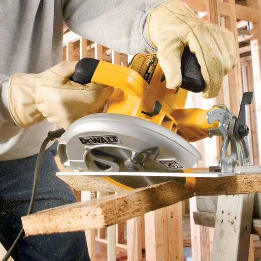 DEWALT DWE575SB, 7-1/4'' Lightweight Circular Saw w/Electric Brake