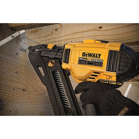 DEWALT DCN693M1, 20V MAX XR Metal Connecting Nailer Kit