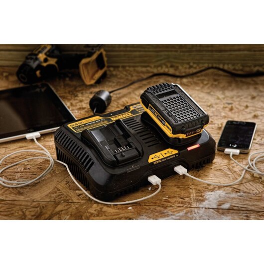 DEWALT DCB102BP, 20V MAX Jobsite Charging Station w/Battery Pack