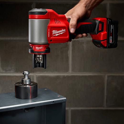 Milwaukee 2676-23, M18™ FORCE LOGIC™ 10T Knockout Tool 1/2" - 4" Kit