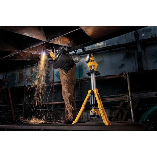 DEWALT DCL079R1, 20V MAX Cordless Tripod Light (Kit)