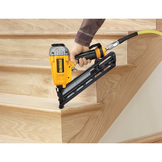 DEWALT D51276K, 15 Gauge 1'' to 2-1/2'' Finish nailer