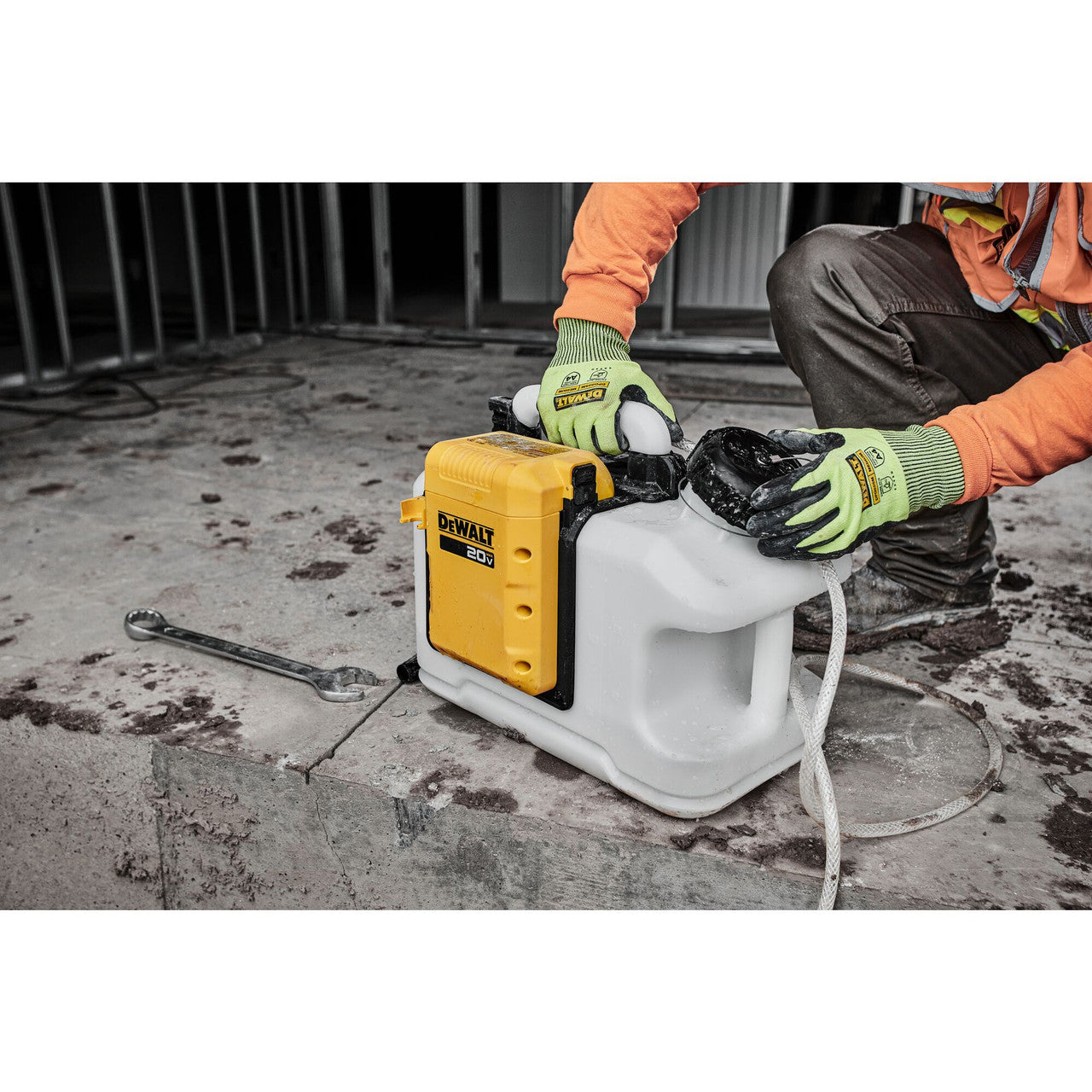 DEWALT DCE6820B 20V MAX POWERED Water Tank (Bare Tool)