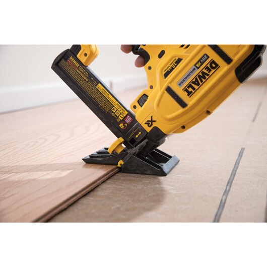 DEWALT DCN682M1, 20V MAX XR 18 Ga Cordless Flooring Stapler (Discontinued)