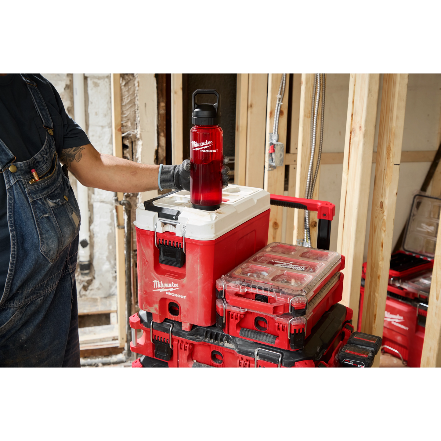 Milwaukee 48-22-8372R, PACKOUT™ 34oz Bottle with Chug Lid (Red)