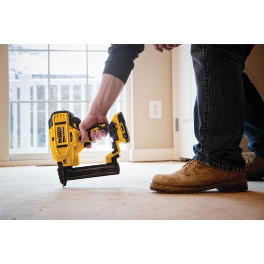 DEWALT DCN681D1, 20V MAX XR 18 Ga Cordless Narrow Crown Stapler Kit