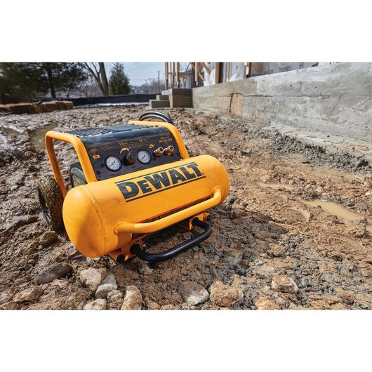 DEWALT D55146, 1.6 HP Continuous, 200 PSI, 4.5 Gallon Compressor