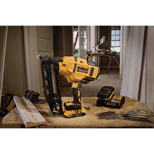 DEWALT DCN660D1, 20V MAX 16 Ga Angled Cordless Finish Nailer Kit