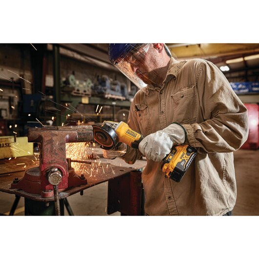 DEWALT DCG415W1, 20V MAX 4-1/2'' - 5'' Angle Grinder Kit w/Power Detect (8.0AH)