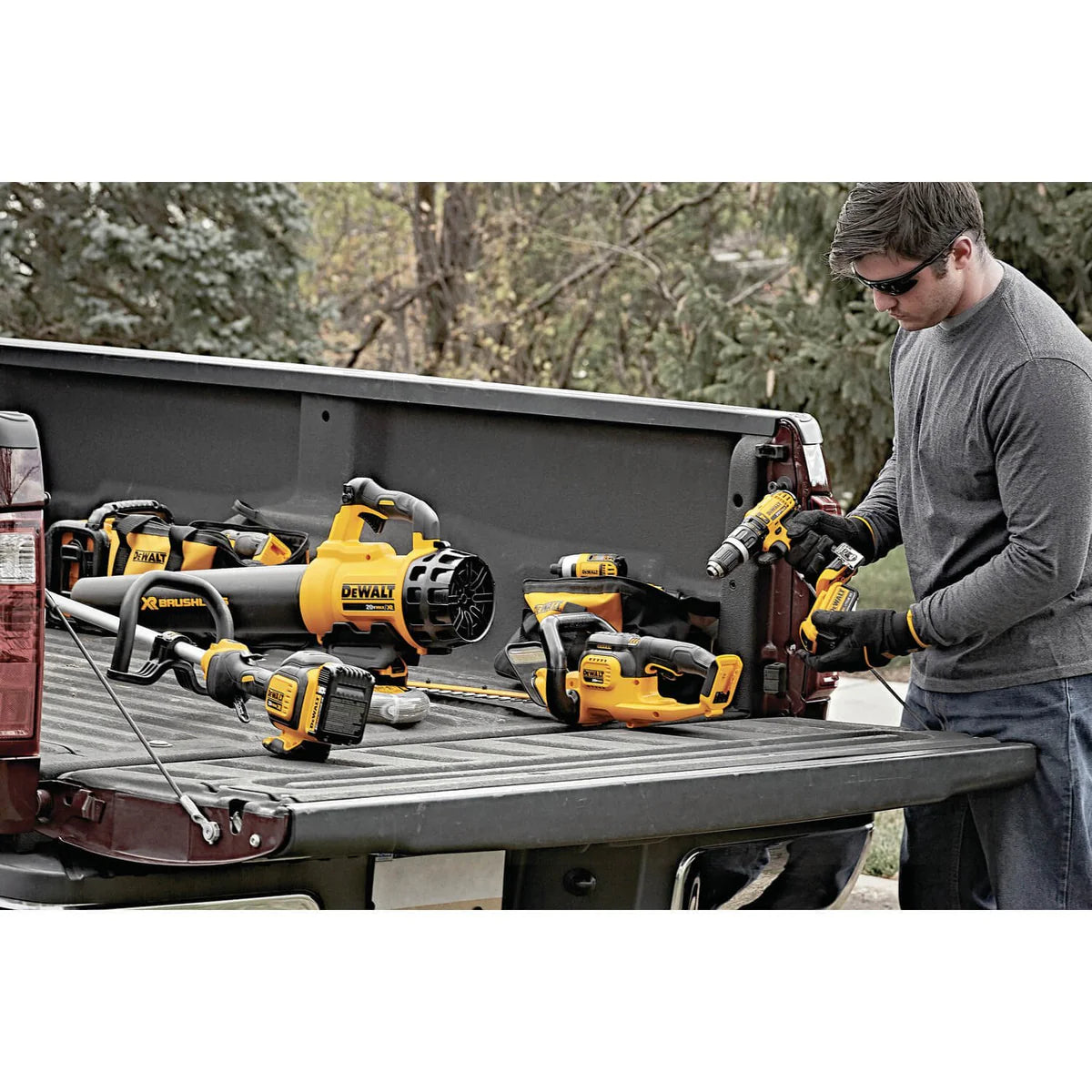 DEWALT DCHT820P1, 20V MAX Li-Ion 22'' Hedge Trimmer (5.0Ah)