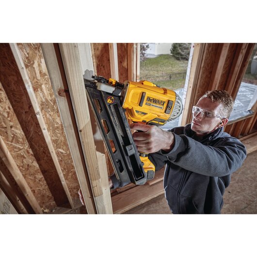 DEWALT DCN692M1,  20V MAX XR, 2-SPEED FRAMING NAILER, TYPE 13 - (4.0AH) W/ 1 BATTERY AND BAG