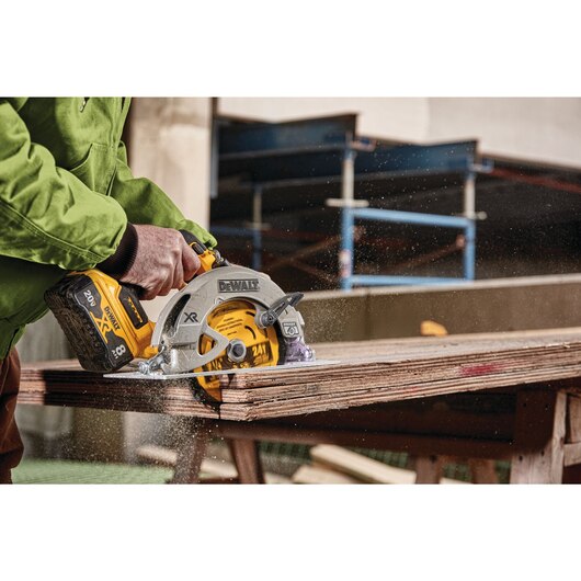 DEWALT DCS574W1, 20V MAX 7-1/4'' Circular Saw Kit w/Power Detect