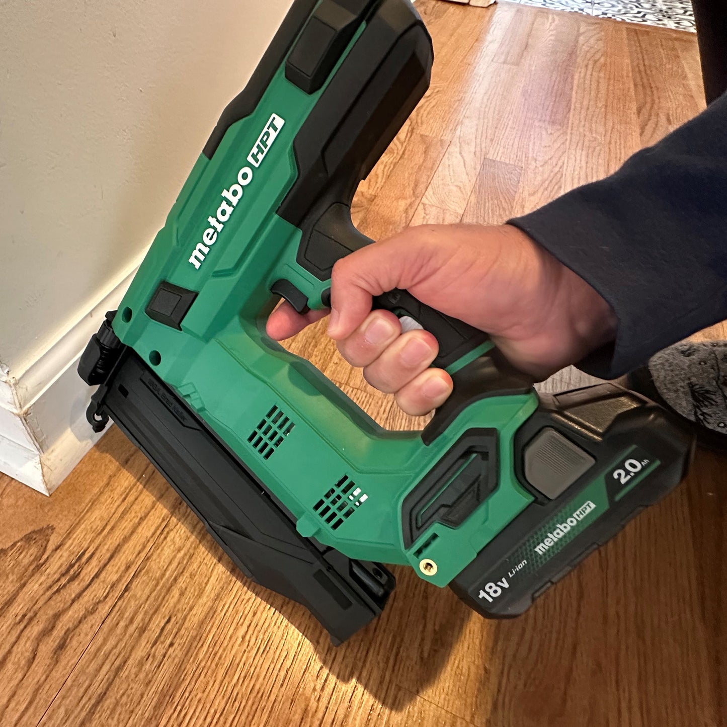 Metabo HPT NT1850DGM, 18V MULTIVOLT™ 18 GAUGE COMPACT BRAD NAILER (1 x 2.0Ah)