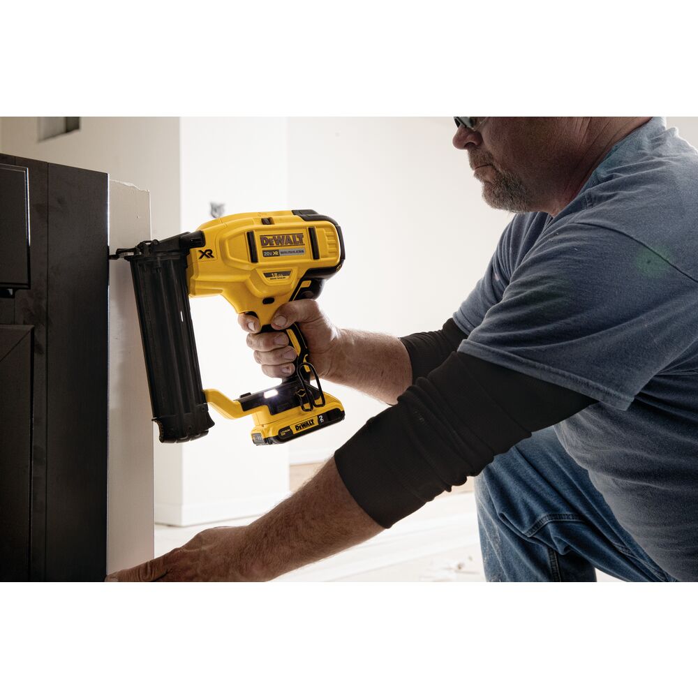 DEWALT DCN680D1, 20V MAX XR 18 Ga Cordless Brad Nailer Kit