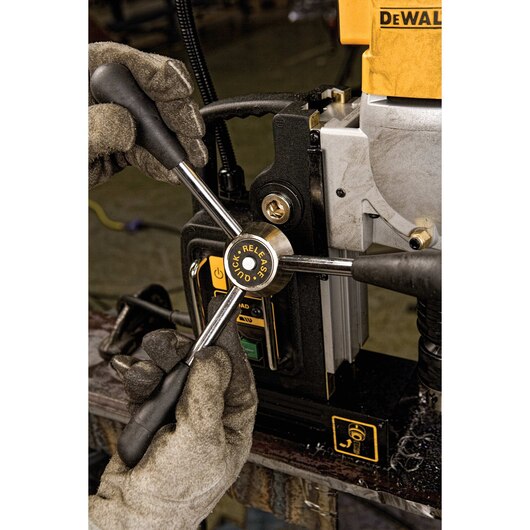 DEWALT DWE1622K, 2'' 2-Speed Magnetic Drill Press