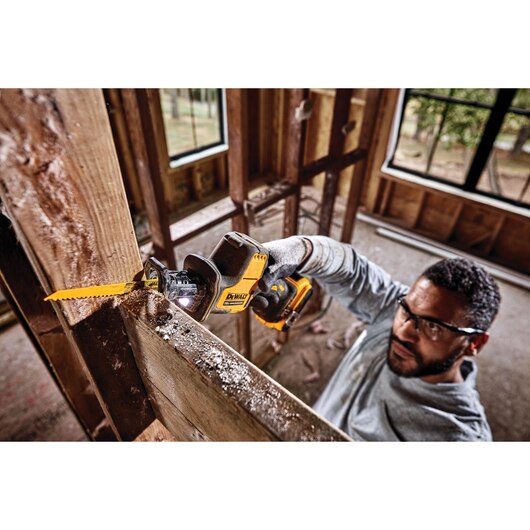 DEWALT DCS369P1, Atomic 20V MAX Cordless Brushless One-Handed Reciprocating Saw Kit
