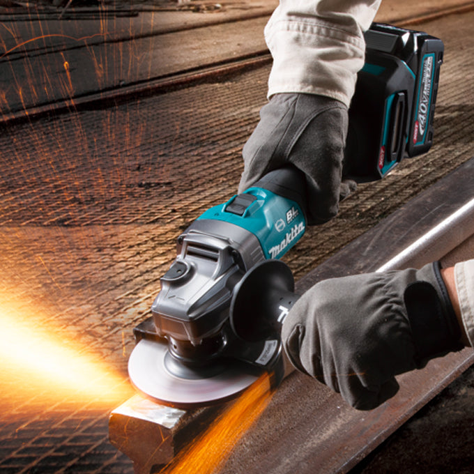 Makita GA005GM102, XGT 40V (4.0 Ah) MAX Li-Ion Brushless 5” Angle Grinder Kit (Slide Switch)