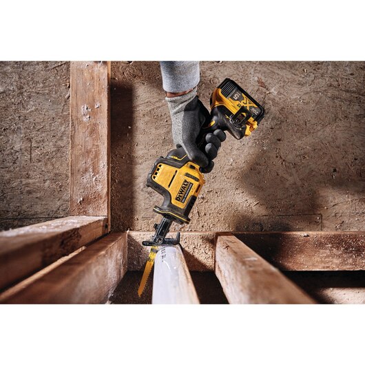 DEWALT DCS369P1, Atomic 20V MAX Cordless Brushless One-Handed Reciprocating Saw Kit