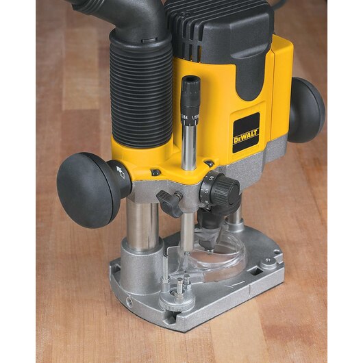 DEWALT DW621, 2 HP (maximum motor HP) EVS Plunge Router