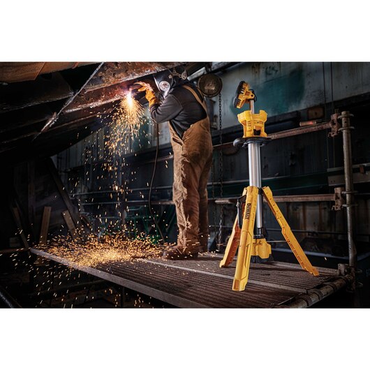 DEWALT DCL079R1, 20V MAX Cordless Tripod Light (Kit)