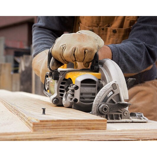 DEWALT DWS535, 7-1/4'' Worm Drive Circular Saw
