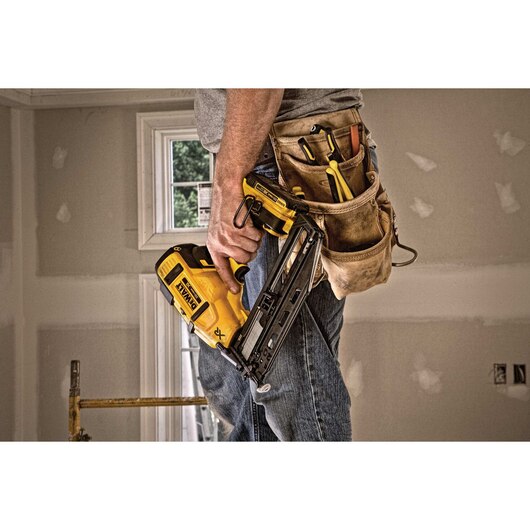 DEWALT DCN660D1, 20V MAX 16 Ga Angled Cordless Finish Nailer Kit