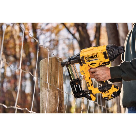 DEWALT DCFS950P2, 20V MAX Cordless Fencing Stapler Kit