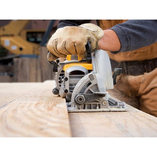 DEWALT DWS535, 7-1/4'' Worm Drive Circular Saw