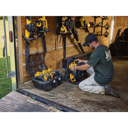 DEWALT DCB116, 40V MAX 6-Pack Charging Station