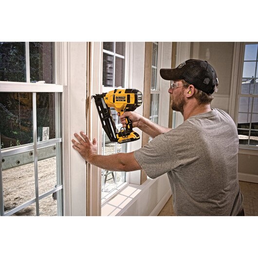 DEWALT DCN660D1, 20V MAX 16 Ga Angled Cordless Finish Nailer Kit