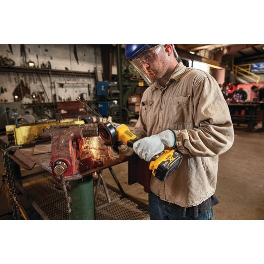 DEWALT DCG415W1, 20V MAX 4-1/2'' - 5'' Angle Grinder Kit w/Power Detect (8.0AH)