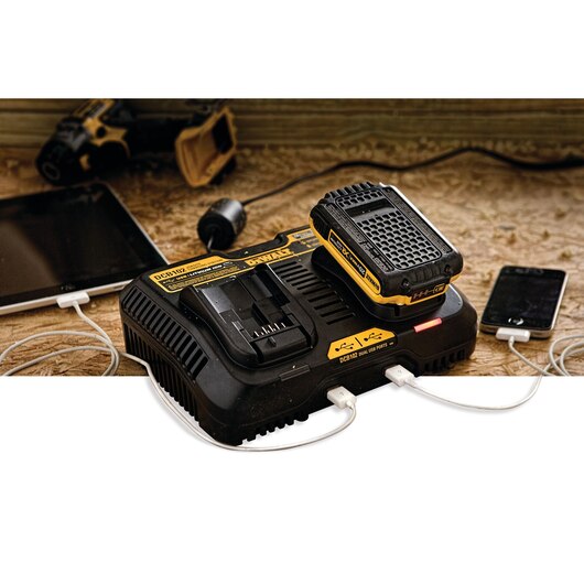 DEWALT DCB102BP, 20V MAX Jobsite Charging Station w/Battery Pack